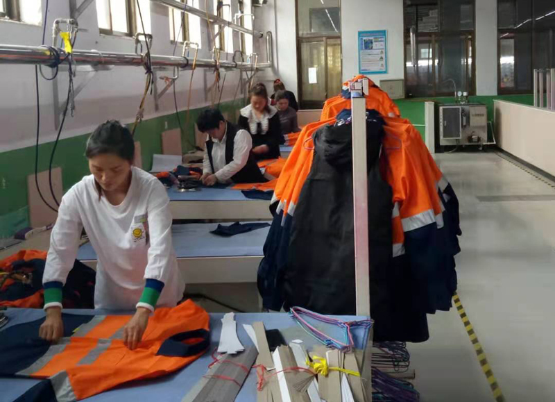 職業(yè)防護(hù)服生產(chǎn)現(xiàn)場